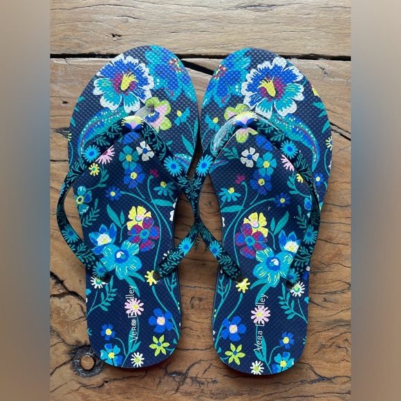 Vera Bradley Firefly Garden Floral Flip Flops NWOT Blue Size Small 5-6 - Picture 1 of 5
